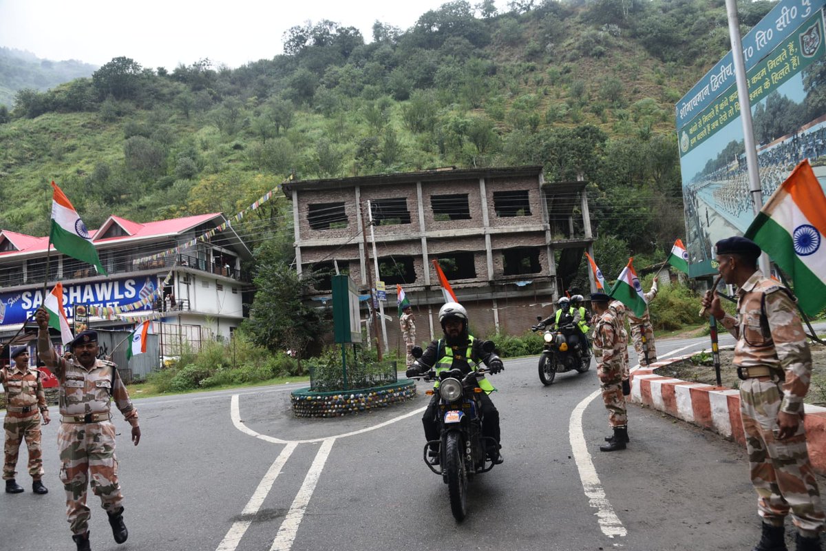 ITBP_official's tweet photo. 40 Bikers of Azad Foundation on a #Tiranga yatra to Himachal Pradesh met #Himveers of 2nd Battalion ITBP in Kullu.

#harghartirangaaabhiyan 
#HarGharTiranga https://t.co/tiCmxLFfLv