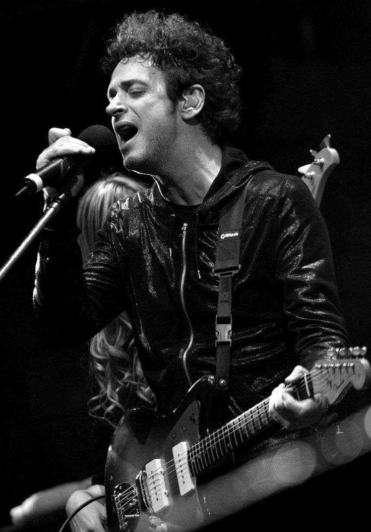 Un día como hoy pero de hace ocho años, nos dejaba el único e inigualable Gustavo Cerati. Recordarte es un hermoso lugar. 

¡Gracias totales genio! #CeratiEterno