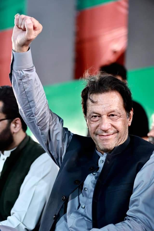 Bkinterprises's tweet photo. پوری قوم کوفتح کی مبارکباد۔
عمران خان نے ھمیشہ ڈٹ کر مقابلہ کرنا سکھایا ھے۔
طاقتور دشمن کا ھمیشہ ڈٹ کر بہادری سے مقابلہ کرو۔فتح تمہارامقدر بن جائیگی۔
دیوار کے ساتھ نہی لگنا۔
بہادری سے لڑنا ھے۔
پاکستان زندہ باد۔ https://t.co/SCoBOSeAHY