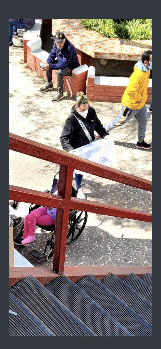 Cristia98515615's tweet photo. Otro transporte de urna sin sellos ni alguien vigilando a la señora, super raro esto en insuco coquimbo. @ServelChile @YoTeFiscalizo @fraudedelservel  @fraudedelgobierno https://t.co/wZAbgxytbq