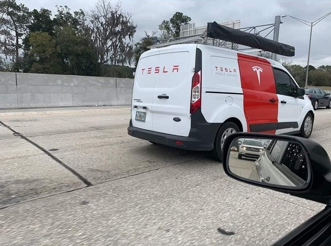 awwadsalotaibi's tweet image. سيارة خدمات تسلا على الطريق هي سيارة فورد وتعمل بالوقود. 🤭