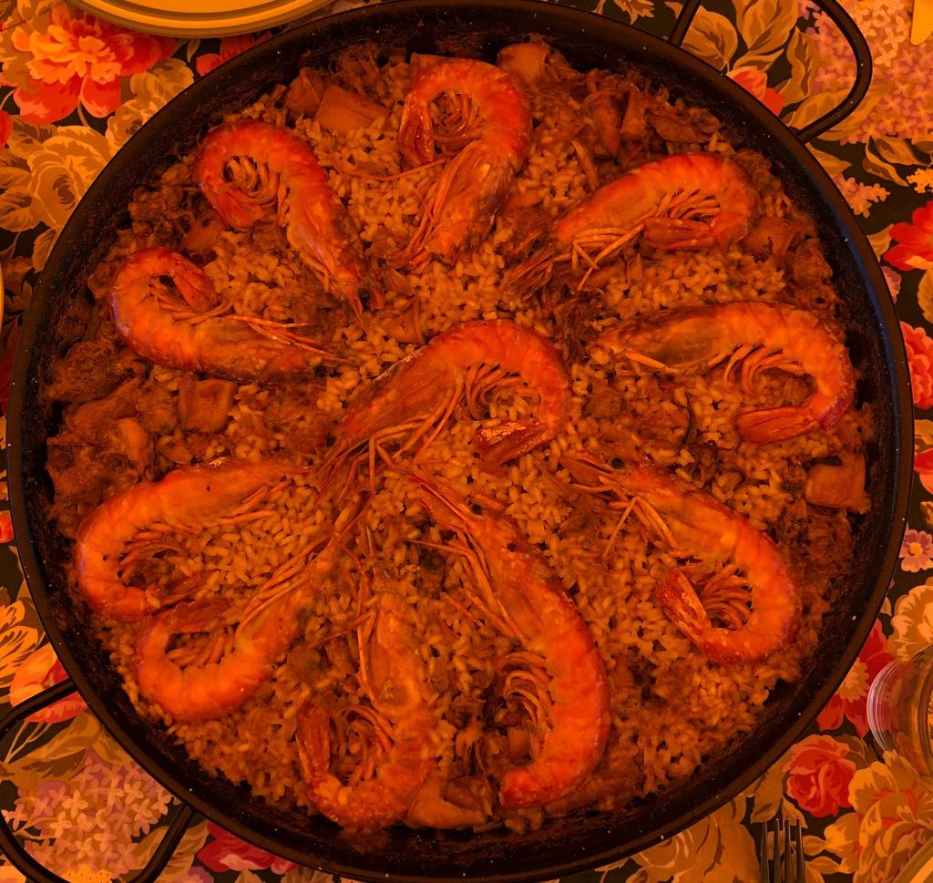 Hoy paella con calamares y langostinos... Buena buena 😋