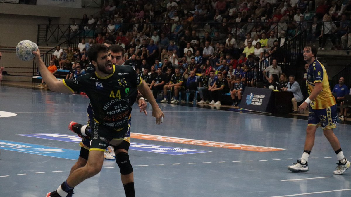 ASOBAL's tweet photo. 🆕 O Gatañal lleva a @balonmancangas hacia la victoria ante un combativo @AngelXimenezBM (32-27) 🔥

✌🏽 Los gallegos quieren hacerse fuertes ante su afición 

#️⃣ #ASOBALisback #saboreaASOBAL

📸 Raúl Fonseca https://t.co/o1RmDncQzh