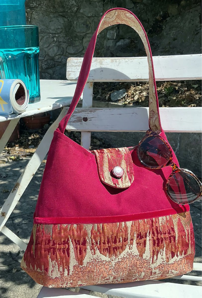 A corker of a Girly Bag. One of a kind, grab it before it’s gone. 

#shopindie #UKCraftersHour #MHHSBD #SBS #CraftHour

buff.ly/2F1nKi1  etsy.com/uk/shop/SammDe…
