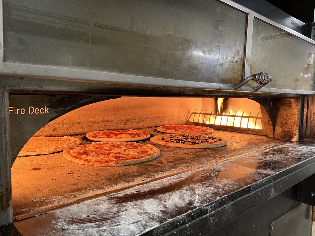 BergheimPizzaCo's tweet photo. Keep βem coming!! Make sure to get your orders in for your parties and shindigs! Call 830-336-2577 all catering inquiries.
Call 830-336-2577 for dine in, carry out, delivery or catering.
#catering #boernetx #bulverdetx #fairoaksranchtx #labordayweekend https://t.co/fYQD7sOmWc