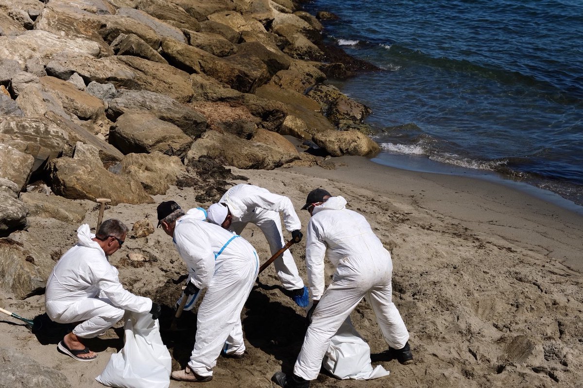 GBCNewsroom's tweet photo. .@ThinkingGreenGI &amp; Oil Spill Response Ltd coordinate volunteers from The Environmental Safety Group &amp; @NautilusGib in Sandy Bay clean up, after fuel oil from beached bulk carrier washed ashore. https://t.co/s8Ic9MJTGy