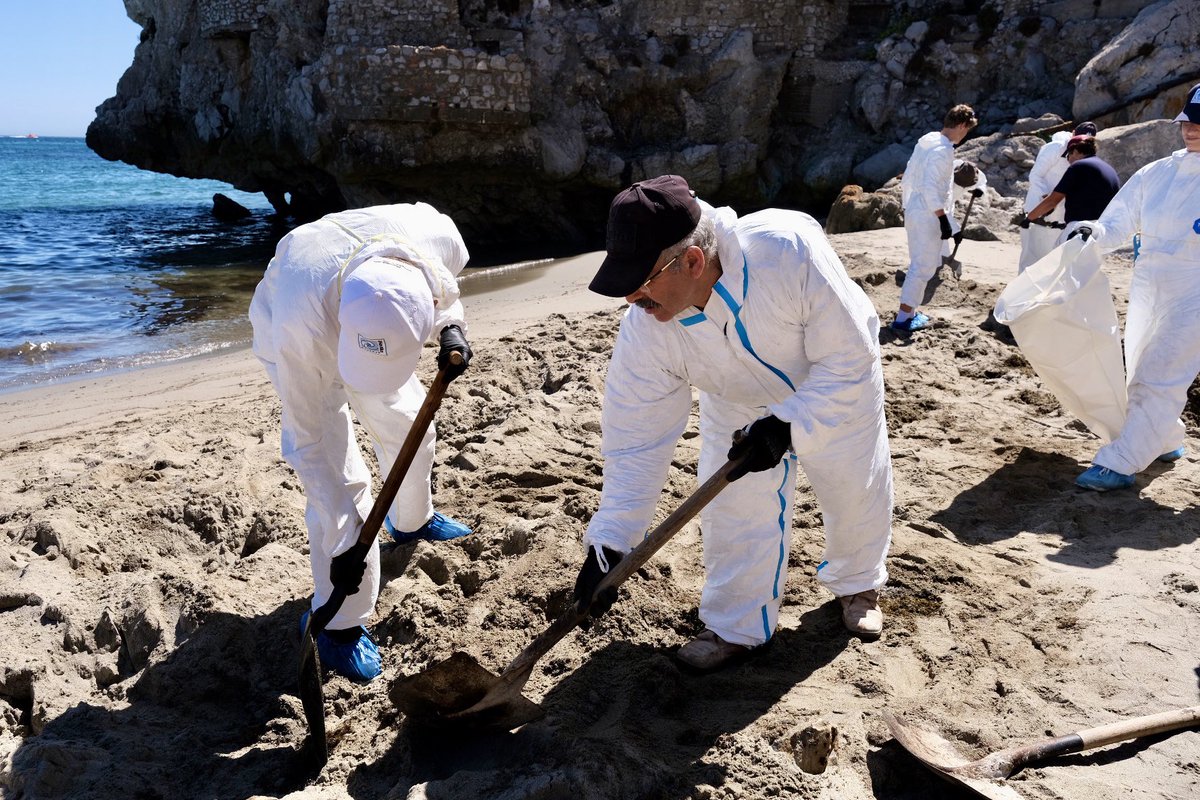 GBCNewsroom's tweet photo. .@ThinkingGreenGI &amp; Oil Spill Response Ltd coordinate volunteers from The Environmental Safety Group &amp; @NautilusGib in Sandy Bay clean up, after fuel oil from beached bulk carrier washed ashore. https://t.co/s8Ic9MJTGy
