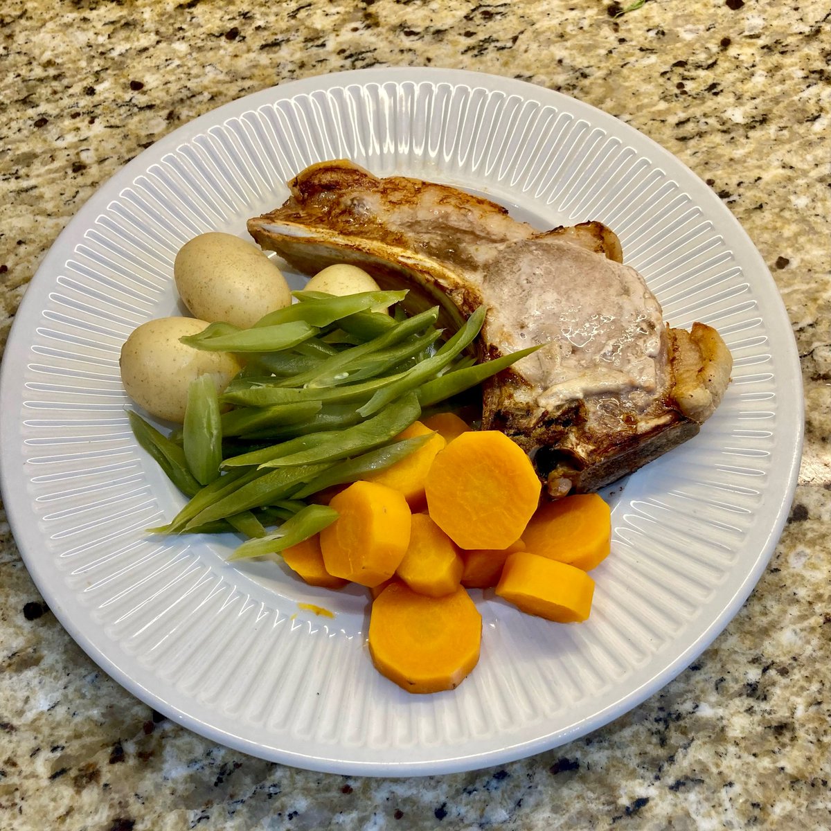 pottyplotters's tweet image. To end the week pork chop, green beans, potatoes &amp;amp; plot carrots followed by rhubarb &amp;amp; raspberry crumble with custard!

A full week off the plots with bits from the shop to feed 4 adults, nutritional, tasty &amp;amp; filling. At what cost? 

#allotment #allotmentlife #gyo #growyourown