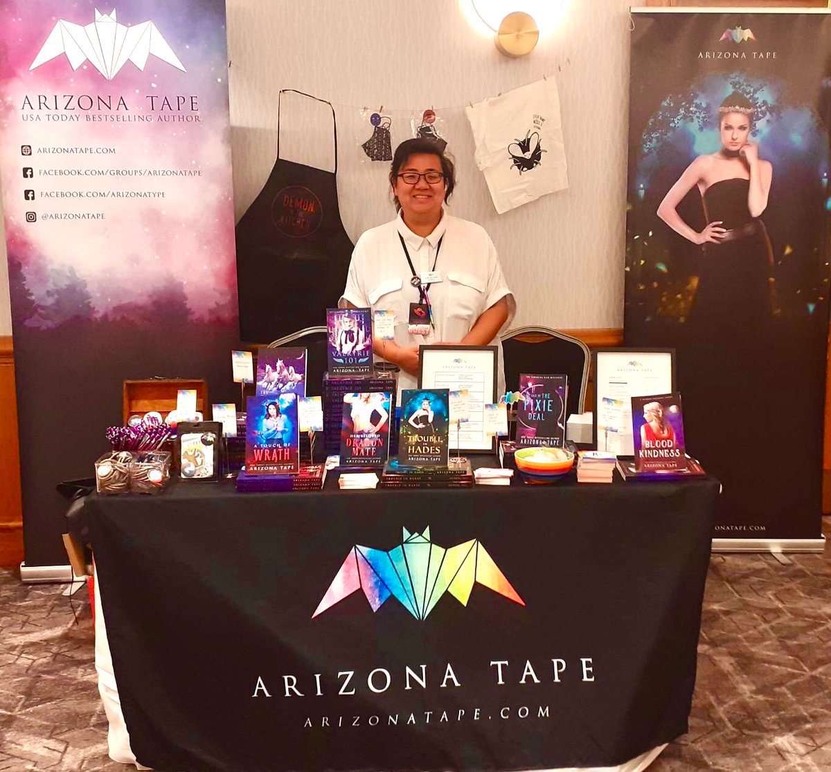ArizonaTape's tweet photo. Just got home after signing books at @FanFusionUK this weekend and I’m still glowing from meeting all you lovely people and chatting about books, rainbows, and everything in between. https://t.co/va7fYAdaBL