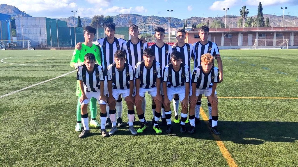 CDCS_Academy's tweet photo. Orelluts, aprovechando el descanso en Castalia 🏟️, nos llegan más buenas noticias de la #CanteraAlbinegra ⚪⚫

Victoria del Juvenil B del @cdcastellon en la primera jornada frente al @VillarrealCF C (5-2) 👏🏻

#PPO100👂🏻 https://t.co/PXkwQT0tgu