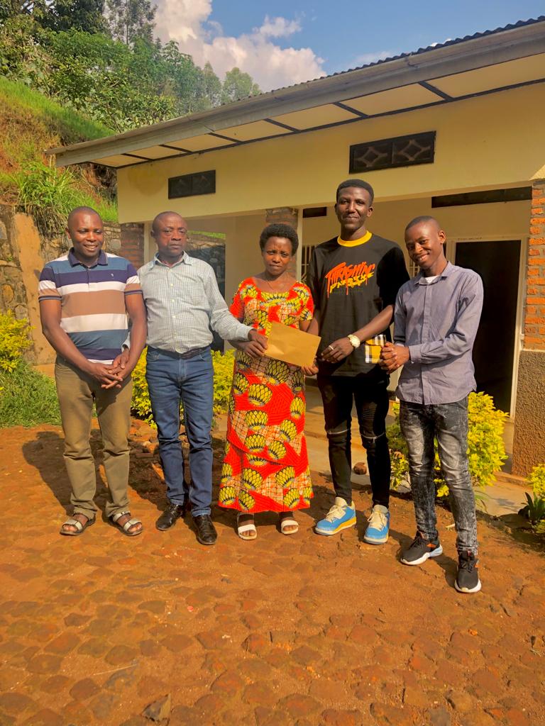kanisekere's tweet photo. Uyu mwana witwa Joseph yitabye Imana mbimenya ntinze, mbimenye ndababara ark hanzamo Injwi rivuga ngo ntegure igikorwa cyo gusura umuryango we , yitabye Imana azira cancer💔. Yari muto yakundaga App nkuko namwe muyikunda . Iwabo ni Nyamasheke uriya mukobwa ni impanga ye. https://t.co/pwphnAGRV8