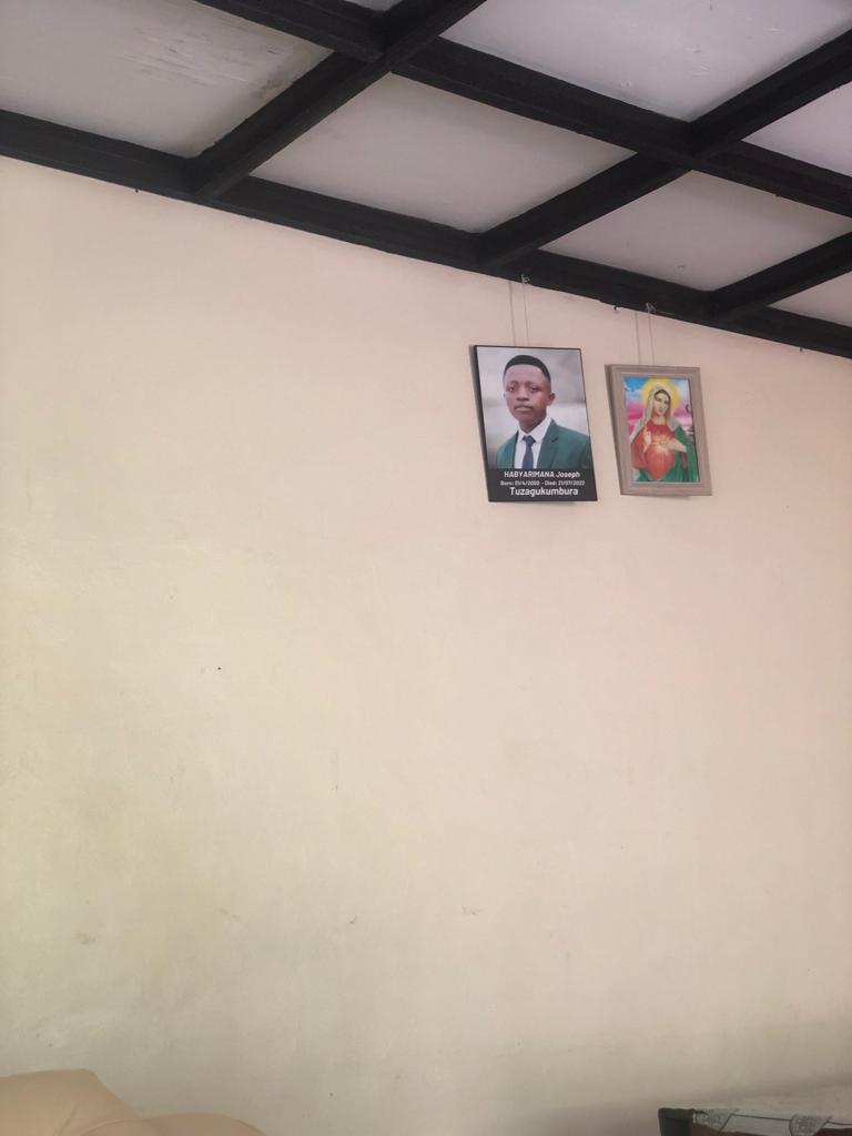 kanisekere's tweet photo. Uyu mwana witwa Joseph yitabye Imana mbimenya ntinze, mbimenye ndababara ark hanzamo Injwi rivuga ngo ntegure igikorwa cyo gusura umuryango we , yitabye Imana azira cancer💔. Yari muto yakundaga App nkuko namwe muyikunda . Iwabo ni Nyamasheke uriya mukobwa ni impanga ye. https://t.co/pwphnAGRV8