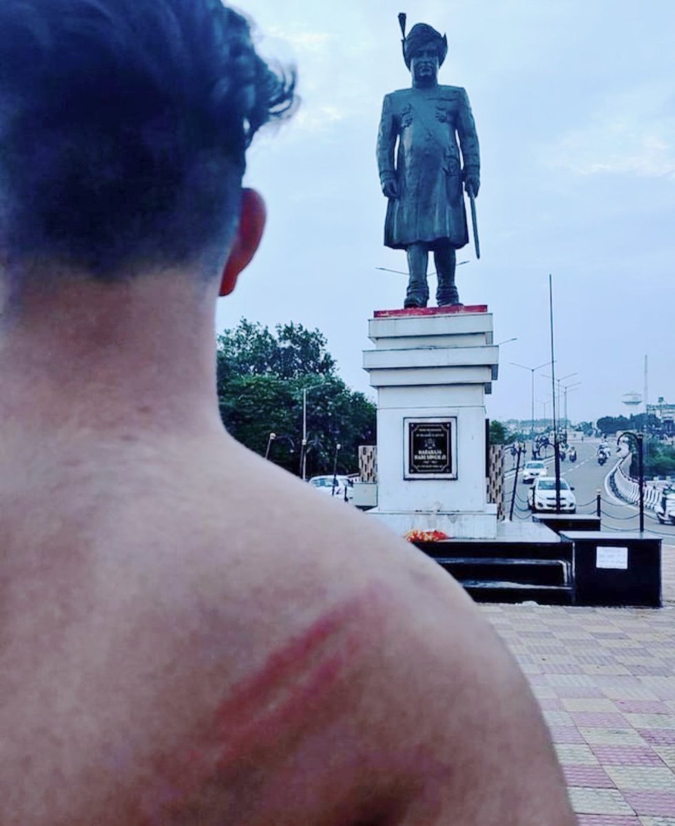 ManhasSatveer's tweet photo. Maharaja #Hari_Singh ji k #Janamdivas ki #Shutti ki maang karne waloun par Police ne barsayi Laathiyaan yeh hai @BJP4JnK ka Ram Raaj Sharam karo Tanashahou ab waqt aa gya hai tumharey #Boycott ka.@manojsinha_ @ghulamnazad @DrJitendraSingh @ImRavinderRaina @SalmanNizami_ @JKNC_. https://t.co/AeOlcTNn8D