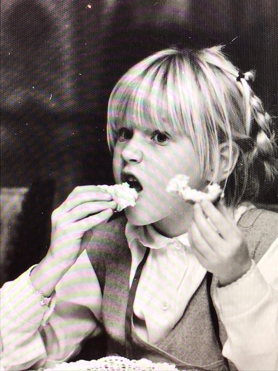 Cgerlag's tweet photo. Kreeg deze foto van mijn moeder toegestuurd. Zo eet ik nog steeds 😅 #gulzig #genieten #joeydoesntsharefood https://t.co/lAyMAmniAf