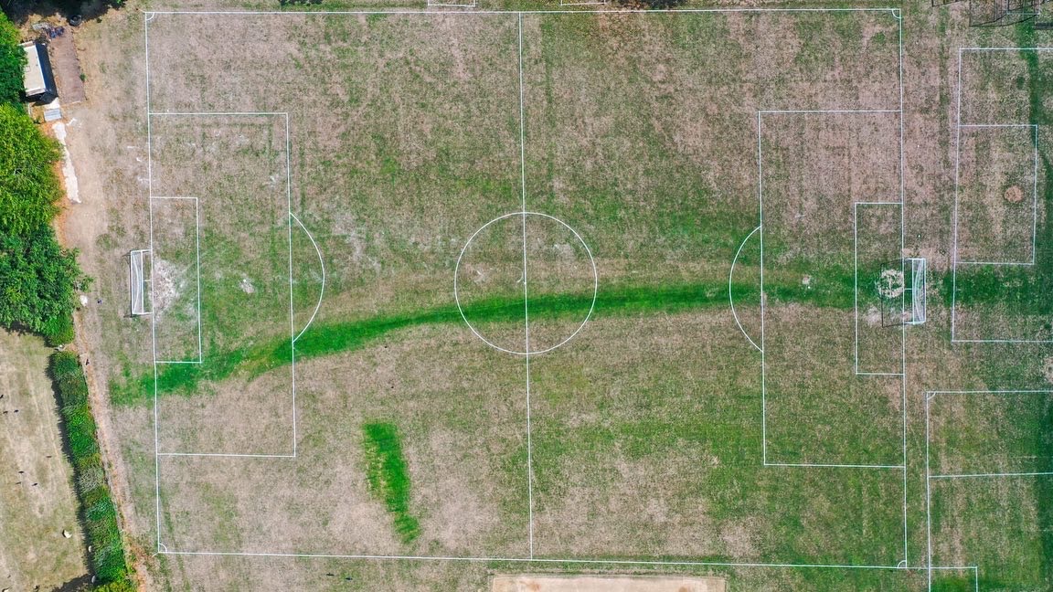 RocklandUnited's tweet photo. π΄β«οΈ Rocks Round-Up:
https://t.co/dKF4ZGpuxQ
https://t.co/Hj9KQzzjBi
Class drone footage from @pinkspitfire4k
#IfAnyoneDidntKnowTheMiddleOfTheMainPitchUsedToHaveAStreamDecadesAndDecadesAgo #PinkSpitfire #MoreNewPitchBanners #OneClub #Rocks
π΄β«οΈ https://t.co/uBvWpYikyx