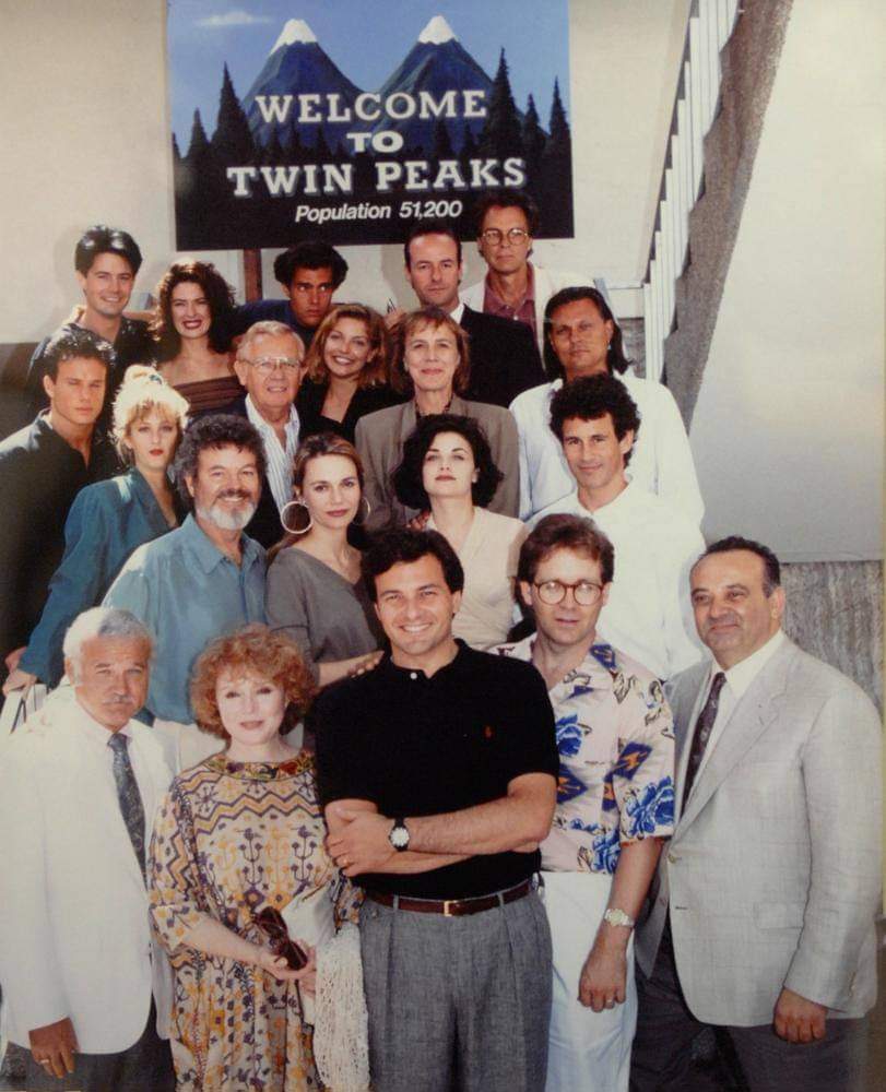 pajaro_burlon's tweet photo. The Cast of #TwinPeaks, July 7, 1990 on the ABC Headquarters. Robert Iger (former chief of ABC Entertainment) between #MarkFrost and #PiperLaurie. This picture appears on Iger's biography "The Road of a Lifetime". #AngeloBadalamenti #SherylLee #SherilynFenn #KyleMacLachlan https://t.co/JittcNXDdR