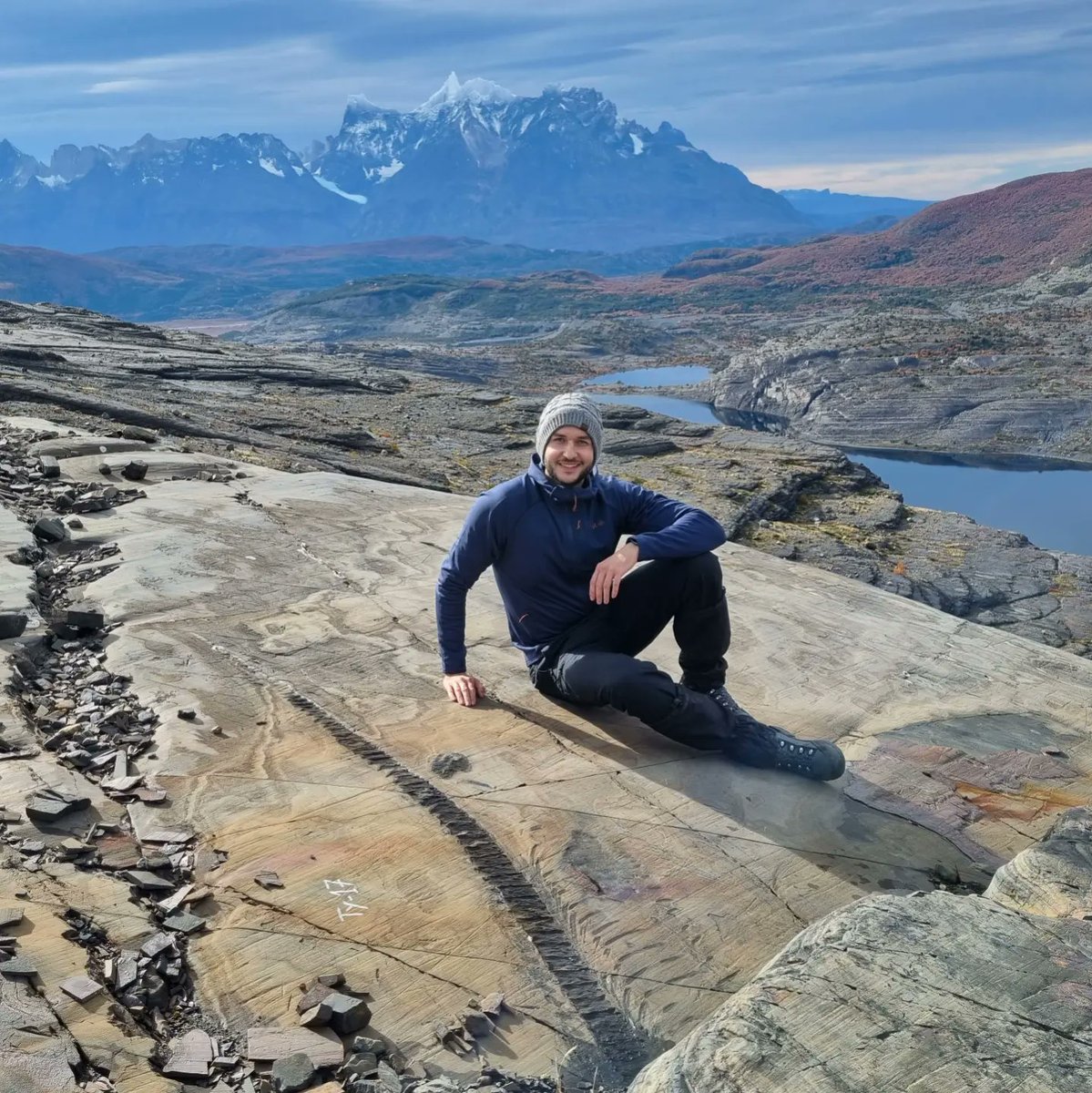 One of my favourite photos from the recent expedition to Patagonia. ⚒️

This is an ichthyosaur skeleton eroding out from the cliff.

This trip was one of the most exhilarating experiences of my life. More exciting things to come.

Thanks <a href="/judkasan/">Judith Pardo-Pérez</a> for leading a successful trip.