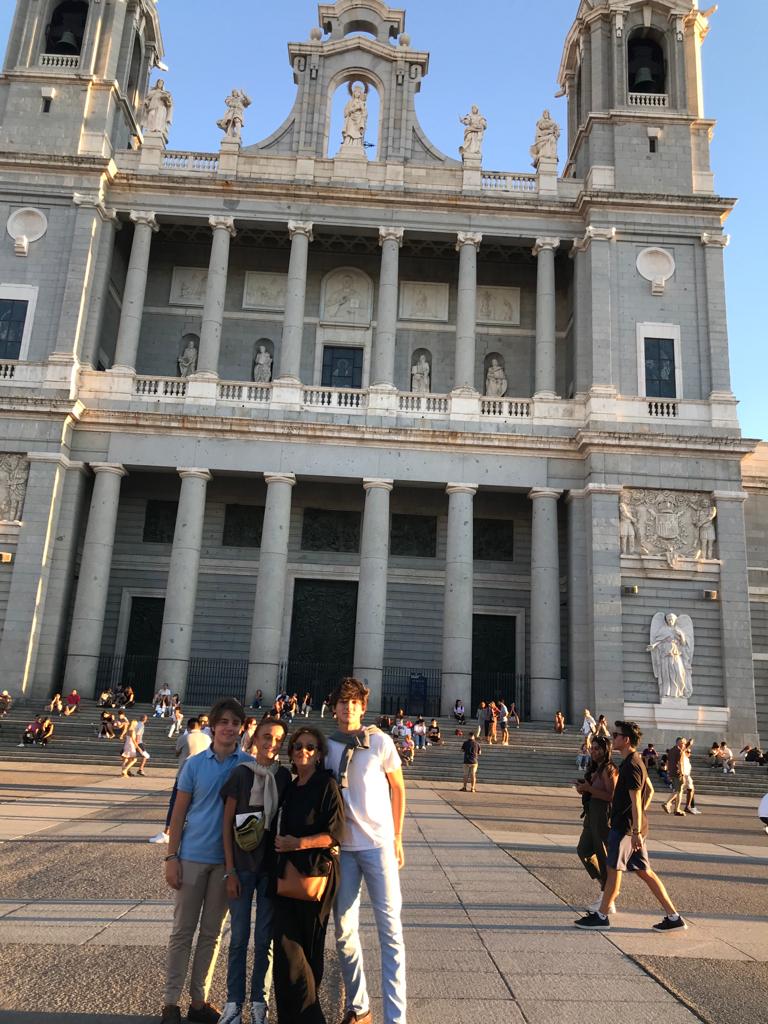 sfbafec's tweet photo. Aprovechando el viaje... Un poquito de turismo y paseos por la capital. 😍
#TAEUS
#Madrid
#sfbafec
#colegiosfec https://t.co/lc92nLOa7m