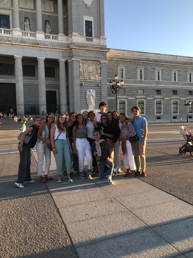sfbafec's tweet photo. Aprovechando el viaje... Un poquito de turismo y paseos por la capital. 😍
#TAEUS
#Madrid
#sfbafec
#colegiosfec https://t.co/lc92nLOa7m