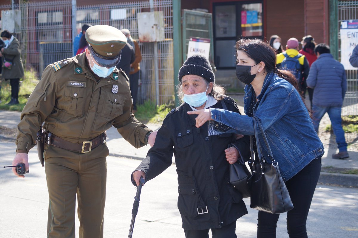 queilenprensa's tweet photo. Gran labor de carabineros  en la comuna  de Queilen, en la provincia de  Chiloé. @tvn @lacuarta @chilevision @Mega @T13Noticias @CNNChile @elmostrador @ElMercurio_cl @Cooperativa @adnradiochile @biobio @thecliniccl @La_Segunda @PublimetroChile https://t.co/IjY3Y4n6cP