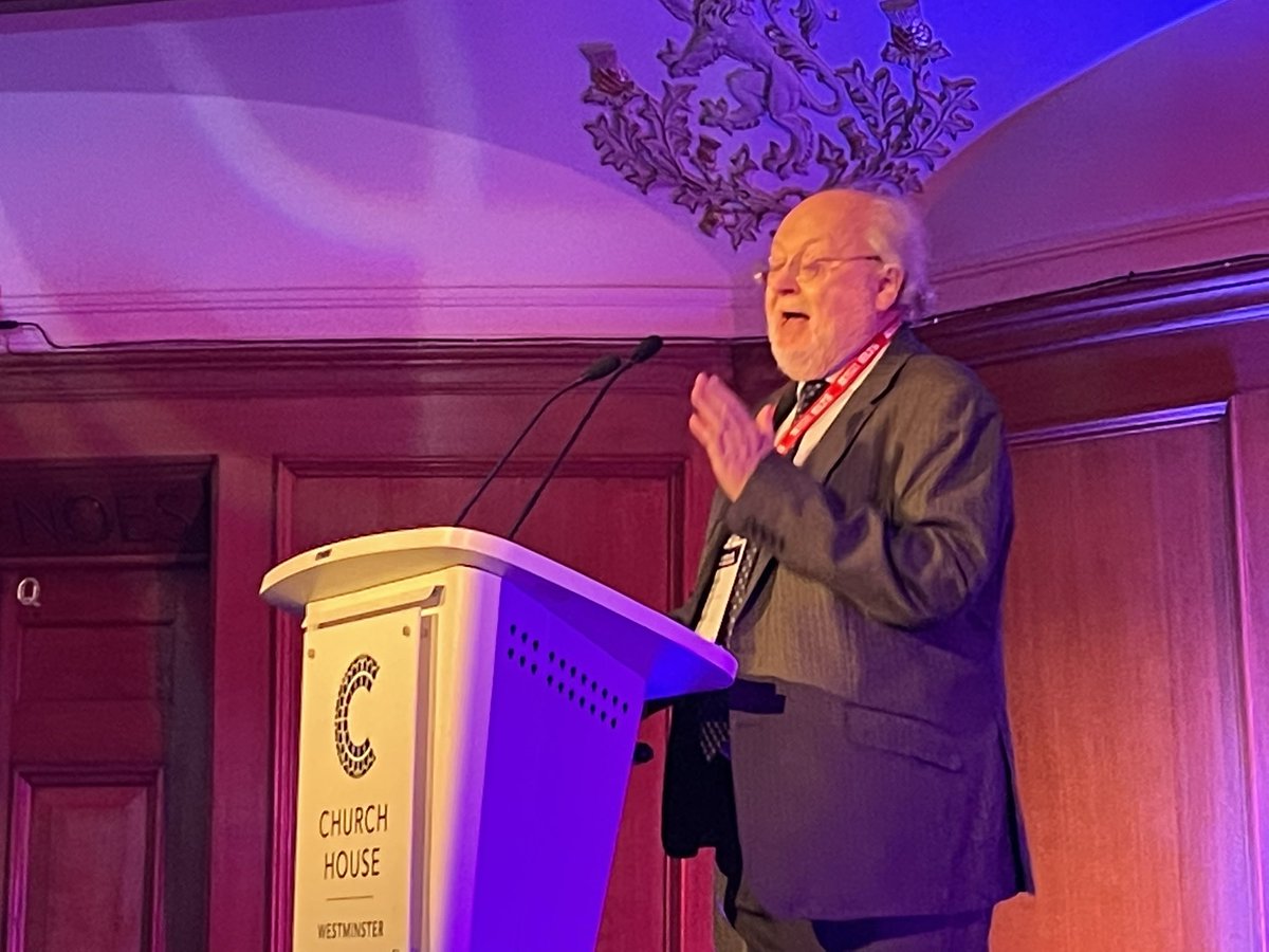 englishuk's tweet photo. International education champion Sir Steve Smith thanks @englishuk CEO Jodie Gray and the @BritishCouncil team for keeping the #UKELT flag flying during the pandemic, stressing the importance of the sector and its robust inspection #AccreditationUK https://t.co/30rcMECjgl