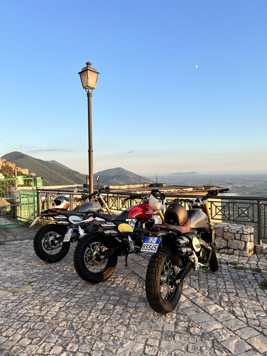 SimoneScarparo2's tweet photo. oggi bellissima uscita in moto con i miei amici lele e lollo (che non hanno twitter😢); consiglio a tutti gli appassionati di motori di andare a norma, voto strada 9😍 https://t.co/HennDXrcpv