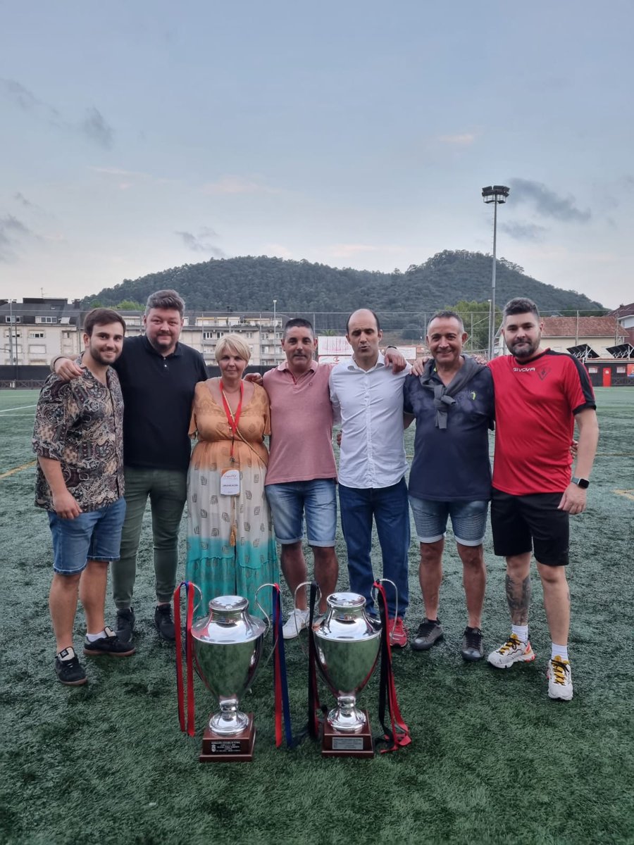 SDSolares1969's tweet photo. 👏 ¡Enhorabuena al @Velarde_CF, Carlos Cruz (ex entrenador del club), Pedrosa (ex jugador) y demás cuerpo técnico!
🏆 Disfrutad del momento, la previa y que podáis jugar contra un primera división en unos meses.
❤️💙 https://t.co/s63BLTTHZc