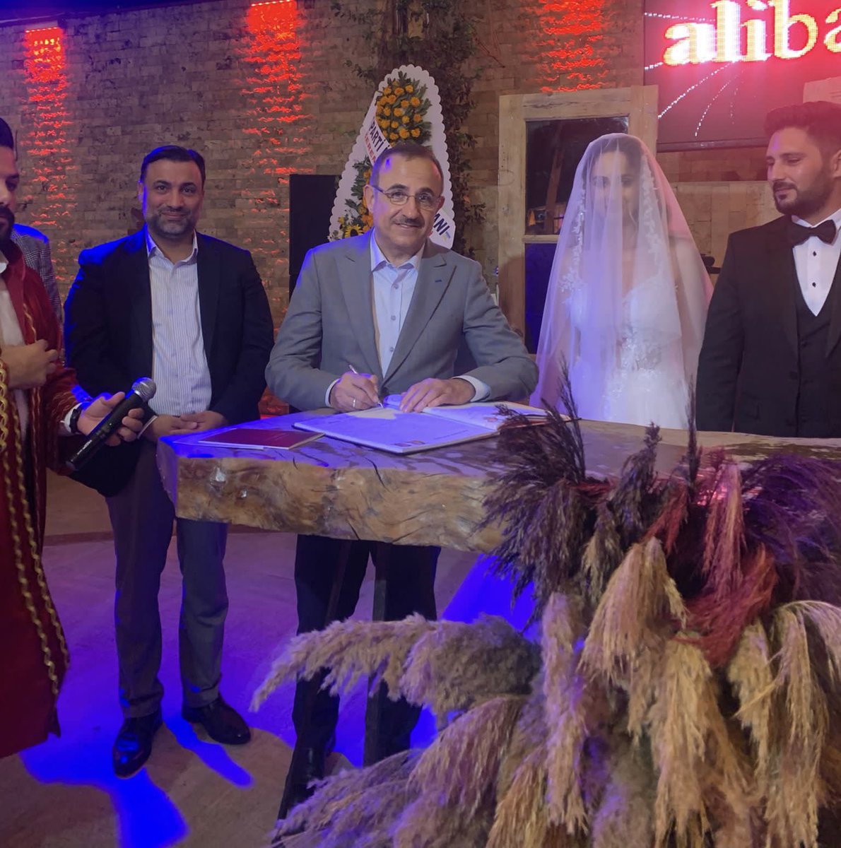 KSurekli's tweet photo. Mesai arkadaşımız Hülya Aydemir ile Yüksel Aydın’ın düğün merasimlerine katıldık, nikah akitlerine şahitlik ettik.
Rabbim, yuva kuran genç çiftimize, bir ömür mutluluk, bereket ve huzur versin. https://t.co/QyVwNXvGGq