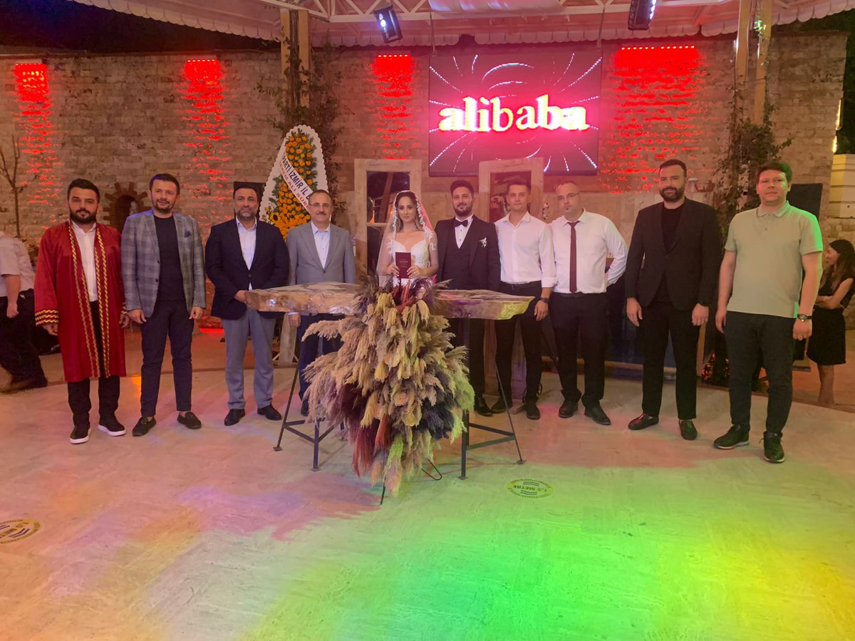 Mesai arkadaşımız Hülya Aydemir ile Yüksel Aydın’ın düğün merasimlerine katıldık, nikah akitlerine şahitlik ettik.
Rabbim, yuva kuran genç çiftimize, bir ömür mutluluk, bereket ve huzur versin.