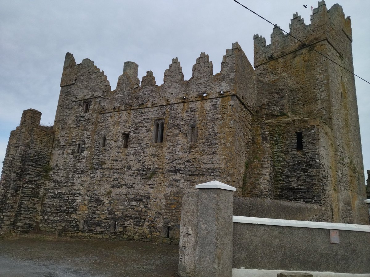 Abr4dolfL's tweet photo. Castillo de slade:
Construida la torre principal en el s. XV por la familia Laffin y siendo ampliado en el s. XVI. https://t.co/vi1FPgHxbT