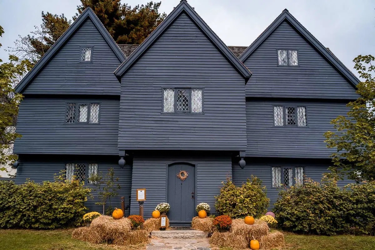 Audiotinker's tweet photo. I want my house to be so witchy like this that children run and scream when i get my mail https://t.co/lpy89Qk650