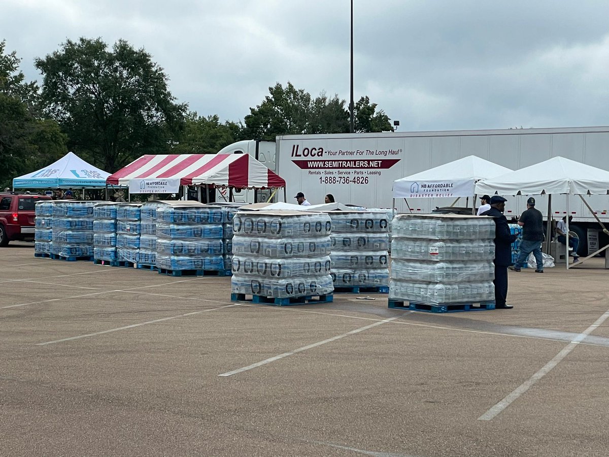 NB_Affordable's tweet photo. NB Affordable foundation on the ground in Jackson Mississippi supplying hundreds of thousands of bottles of water to combat the water crisis
@ChokweALumumba
@tatereeves 
@CityOfJxnMS
@msdotgov
@CityOfJxnMS

Happening now Jackson medical mall, 
#jacksonwatercrisis 
#jacksonmswater https://t.co/LsZQWD08Zf