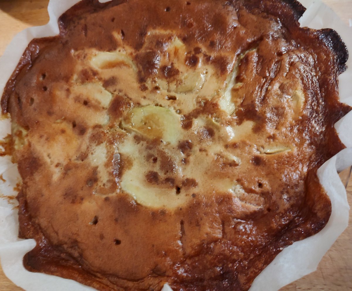 Soleil_cz's tweet photo. Seznamte se, francouzský hruškový koláč 🤩 sem pekla, jako dobrý, ale sladký jak cyp. Příště asi něco jiného 😊 #pecuobcas #hrusky https://t.co/NUN2SMETC8