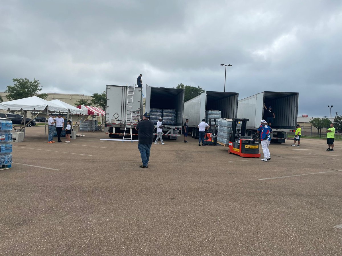 NB_Affordable's tweet photo. NB Affordable foundation on the ground in Jackson Mississippi supplying hundreds of thousands of bottles of water to combat the water crisis
@ChokweALumumba
@tatereeves 
@CityOfJxnMS
@msdotgov
@CityOfJxnMS

Happening now Jackson medical mall, 
#jacksonwatercrisis 
#jacksonmswater https://t.co/V99bDwLNgo