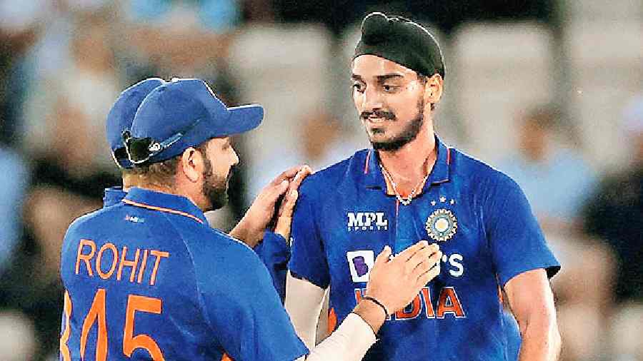 danvir_chauhan's tweet photo. Missing a catch is no big deal. It’s a field sport and not a computer game. 

Arshdeep is our hero. 

I am proud of this young man. 

“If those guys with twisted brains don’t get that, go and hop👆”

#arshdeepsingh https://t.co/0M7QKQL1vO