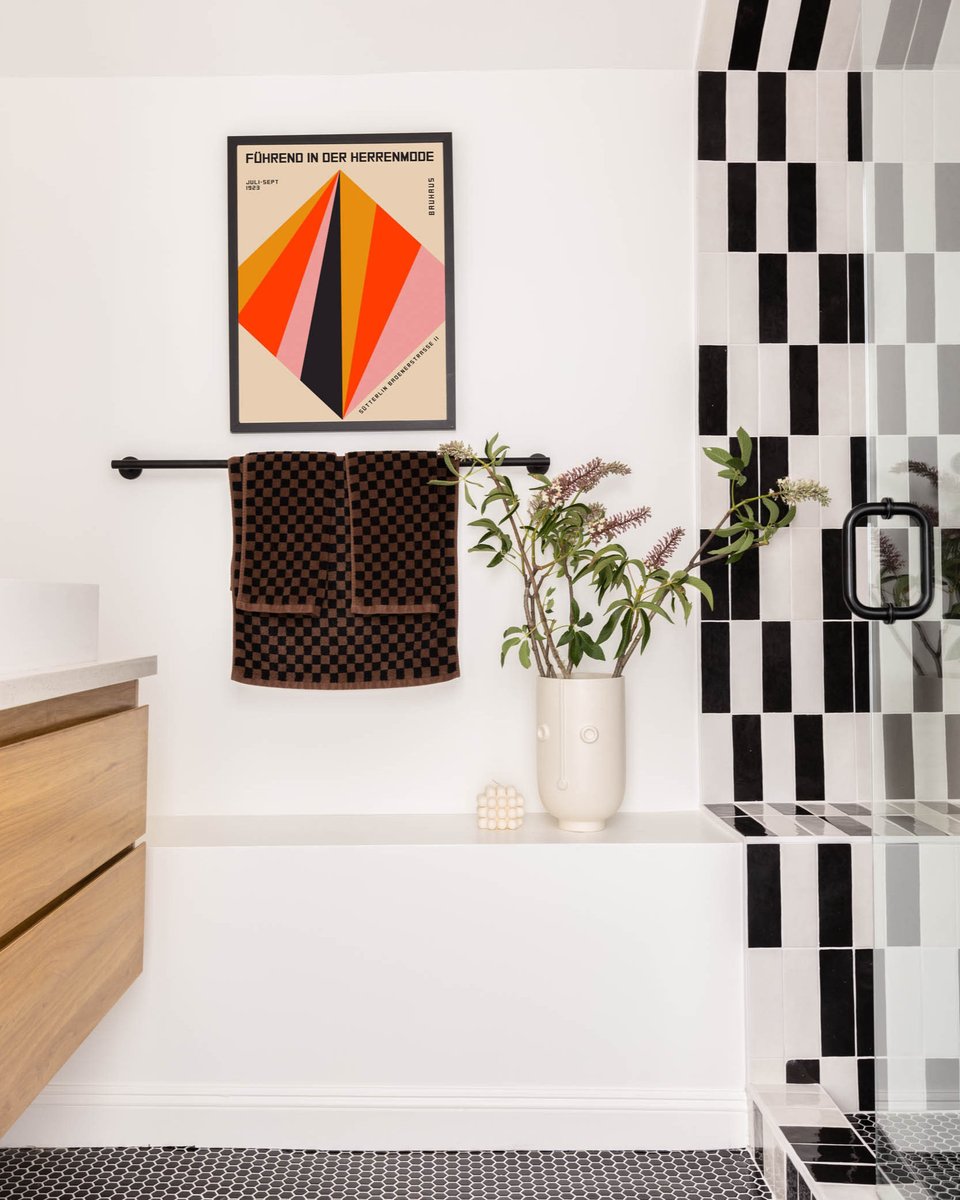 One of our favorite ways we've seen Cloe laid out, there are so many ways to utilize this tile in a fresh way!  bit.ly/3KpJt4q

Shower Tile: Cloe 2.5x8 in White and Black

Designed by sun.soul.style
📷 sencreativeco