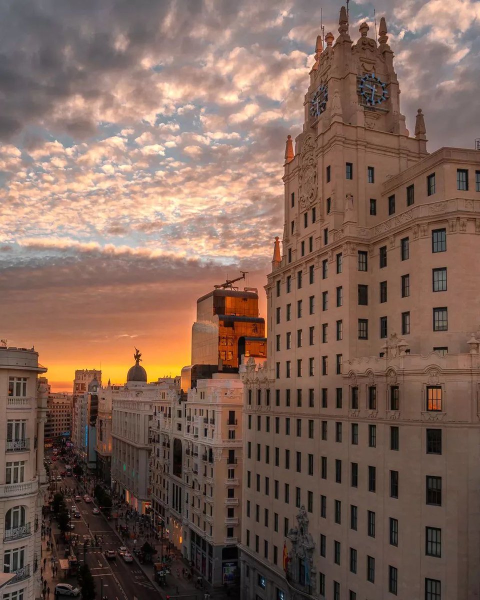Una puesta de sol en la Gran Vía de Madrid (Fot. Daniele Ammendola)