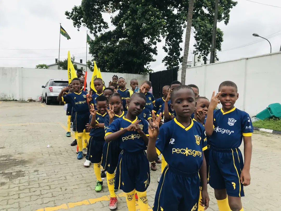 f8ballersafrica's tweet photo. 📸 #PreciousTeam x #PremierTeam away to LSSA, Ikoyi.

Arrival &amp; Warm Up... 👏🏾👏🏾👏🏾

#football #soccer #footballacademy #footballplayers #WeAreChampions 

WE ARE CHAMPIONS 🏆⚽💛 https://t.co/0tMFixztLT