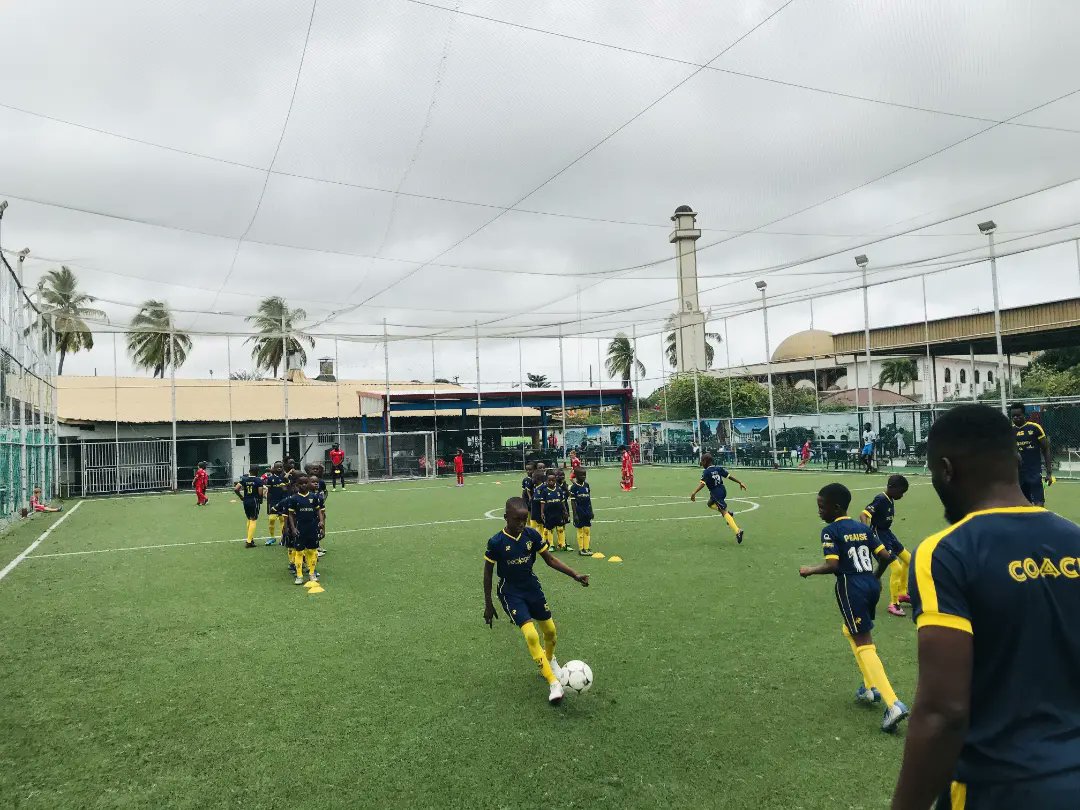 f8ballersafrica's tweet photo. 📸 #PreciousTeam x #PremierTeam away to LSSA, Ikoyi.

Arrival &amp; Warm Up... 👏🏾👏🏾👏🏾

#football #soccer #footballacademy #footballplayers #WeAreChampions 

WE ARE CHAMPIONS 🏆⚽💛 https://t.co/0tMFixztLT
