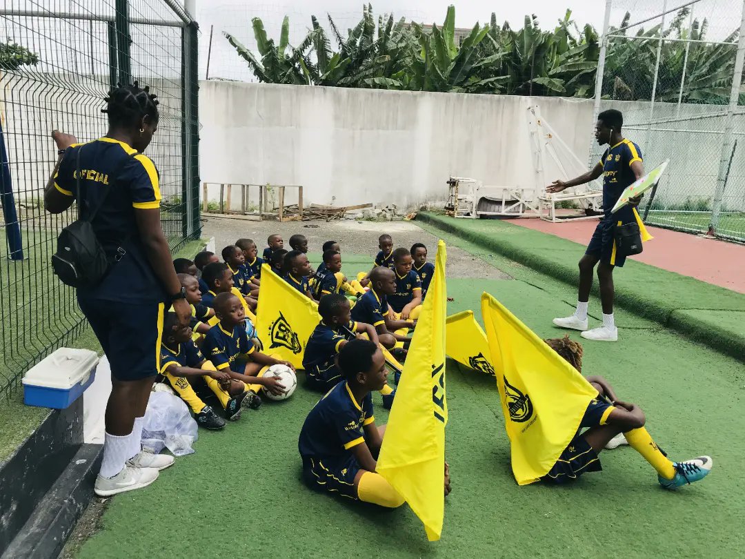 f8ballersafrica's tweet photo. 📸 #PreciousTeam x #PremierTeam away to LSSA, Ikoyi.

Arrival &amp; Warm Up... 👏🏾👏🏾👏🏾

#football #soccer #footballacademy #footballplayers #WeAreChampions 

WE ARE CHAMPIONS 🏆⚽💛 https://t.co/0tMFixztLT