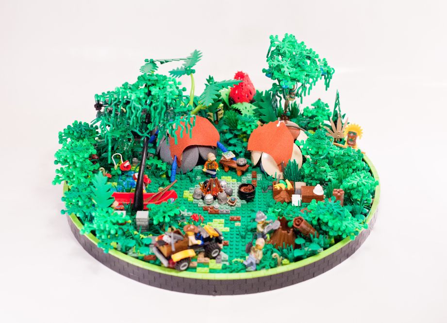 blocksmagazine's tweet photo. Camp is all set up in this #LEGO Jungle scene by Nathaniel Shields #weloveMOCs https://t.co/Vg715gjbDD