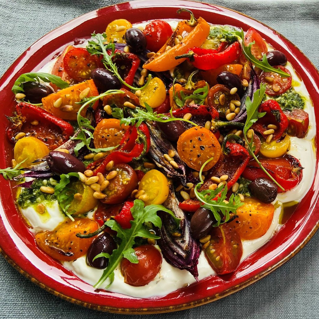 More deliciousness for you this week...😋😋 With the sweetest of peppers, ripe, rich tomatoes and a pesto laced creamy yoghurt base, this salad hits all the right notes!

Members, you get this one in your hub 🙌🏻