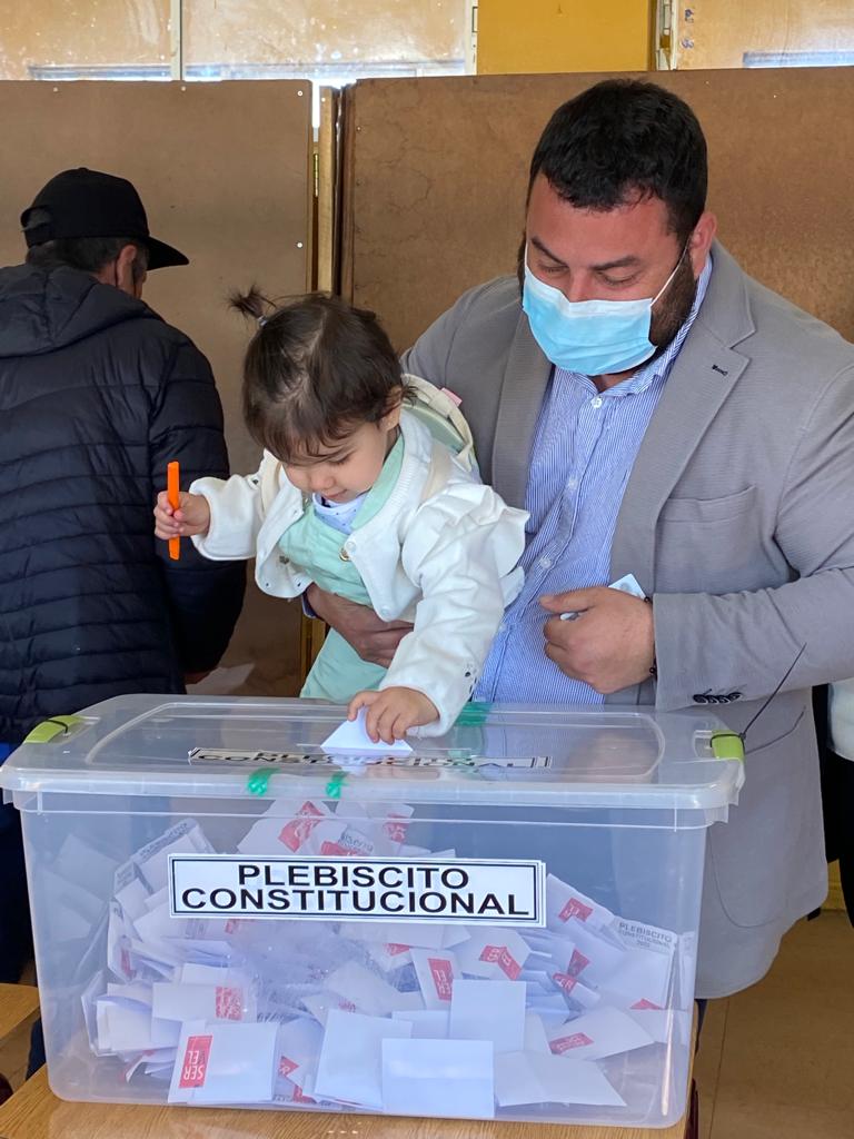 GuillermoYeber's tweet photo. #PlebiscitoChile #PlebiscitoDeSalida con mi hija en este momento historico. Votamos en #Bulnes #diguillin #ñuble https://t.co/d3dPWSLNMn