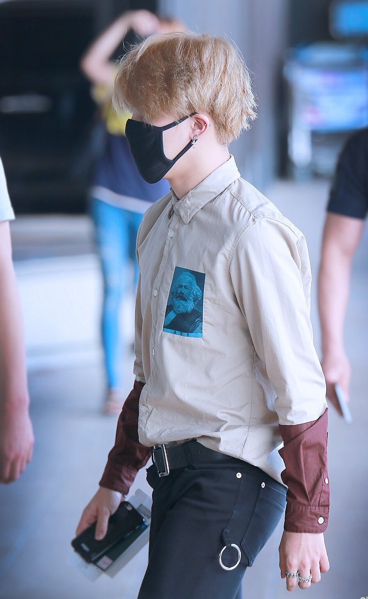 shadxwpjm's tweet photo. foto de jimin con la cara de karl marx creador del manifiesto del partido comunista para las fachas https://t.co/oAS1FW2sIL