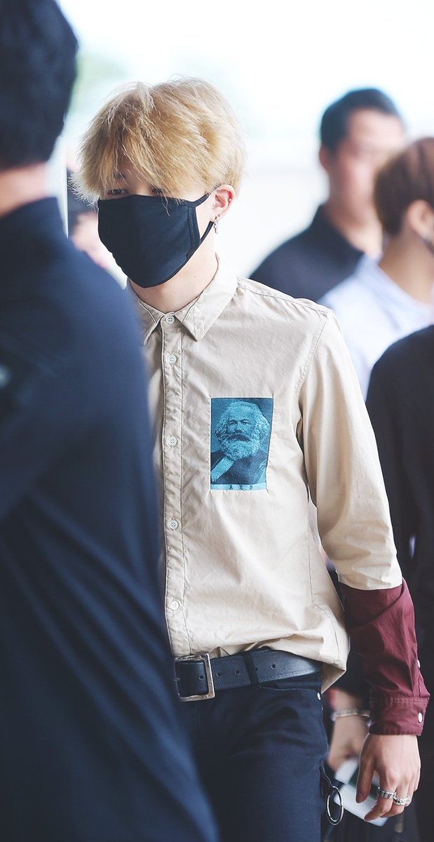 shadxwpjm's tweet photo. foto de jimin con la cara de karl marx creador del manifiesto del partido comunista para las fachas https://t.co/oAS1FW2sIL
