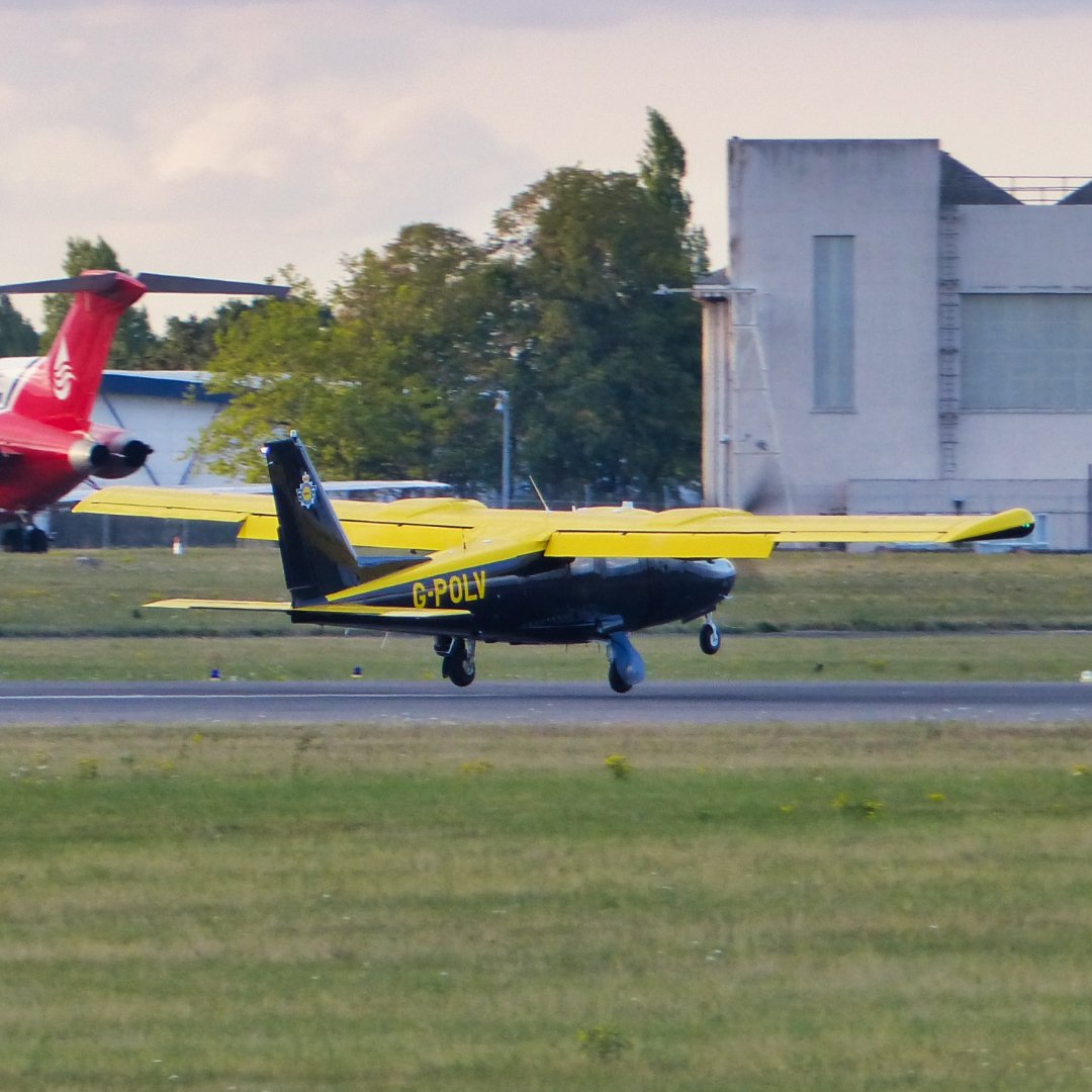 Michaelflying28's tweet photo. National Police Air Service Vulcanair P.68R Victor G-POLV arriving at Doncaster Airport 30.8.22.
#vulcanair #vulcanairplanes #p68 #police #npas #nationalpoliceairservice #policeaviation #policevehicle #policevehicles #ukpolice #policeuk #ukpolice #ukcop #ukcops #cops #cop https://t.co/mjiBoHZT6X