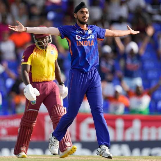 Rahultahiliani9's tweet photo. 23 year old Arshdeep Singh is being labelled as a Khalistani just because he dropped a catch. Check his numbers, he had a better outing than all others. He is a superstar and the country is proud of him. 

#IStandWithArshdeep https://t.co/BEv3xU13UQ