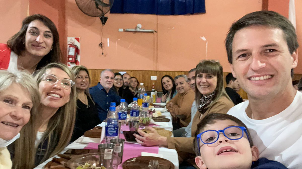 nico_mantegazza's tweet photo. 🎊 Compartimos el almuerzo de festejo del 44° aniversario del Centro de Jubilados y Pensionados de Alejandro Korn, junto a su comisión directiva, vecinos y vecinas.

¡Feliz aniversario!

@LassalleDaniela
@ClaudiaRamosFPV
@MartinTorresFe 
@Anabel_Nicro https://t.co/h9IC2nYToB