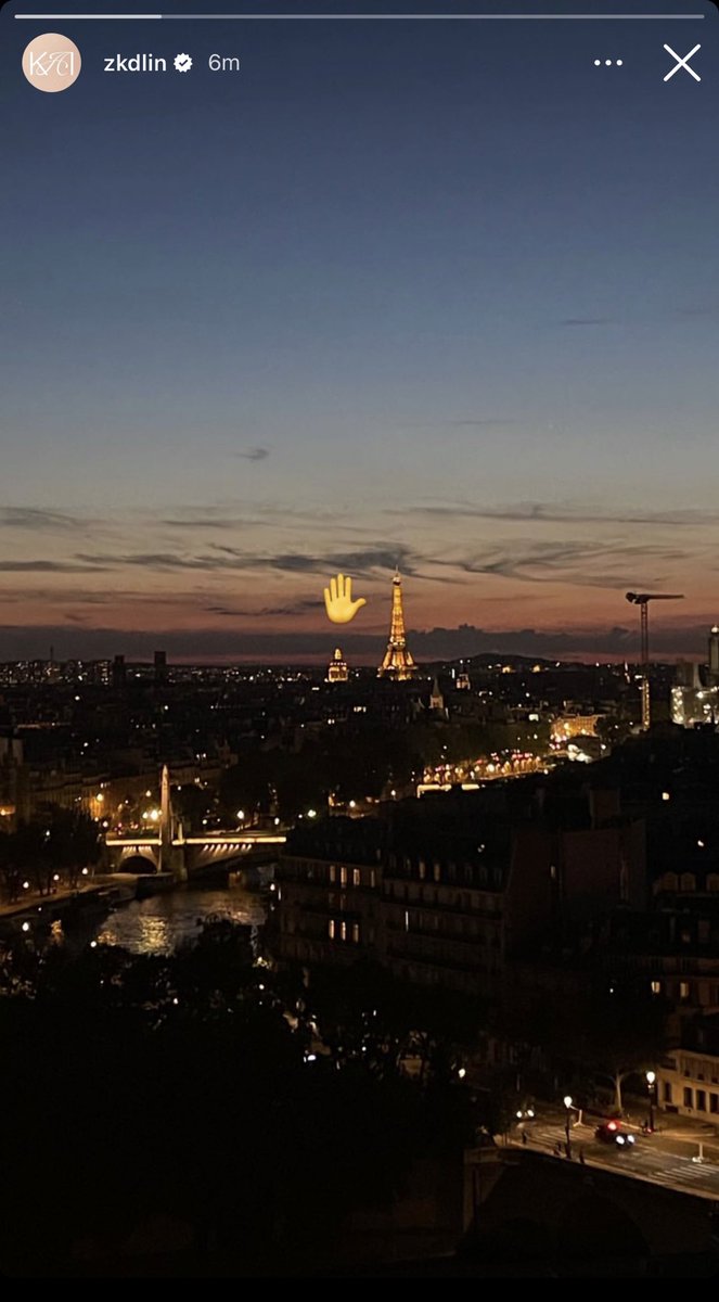 94KD93's tweet image. hello eiffel tower ✋ from jongin