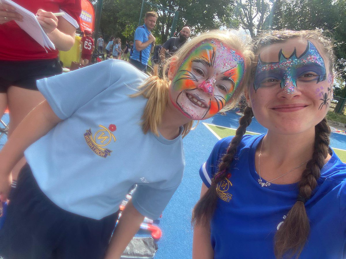 TheNorthernHC's tweet photo. What a brilliant day with loads of people enjoying hockey from ages 3 to 50+. Great to see everyone with their @englandhockey and #Hockeyheroes freebies and a bit of glitter c/o @fabbifaces. Thanks to our fab volunteer crew @TheNorthernHC @Northern_Club who make it all happen https://t.co/CYNJcc2PD2